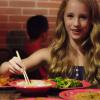 Alison Gold dans le clip de Chinese Food