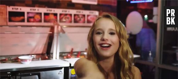 Alison Gold dans le clip de Chinese Food