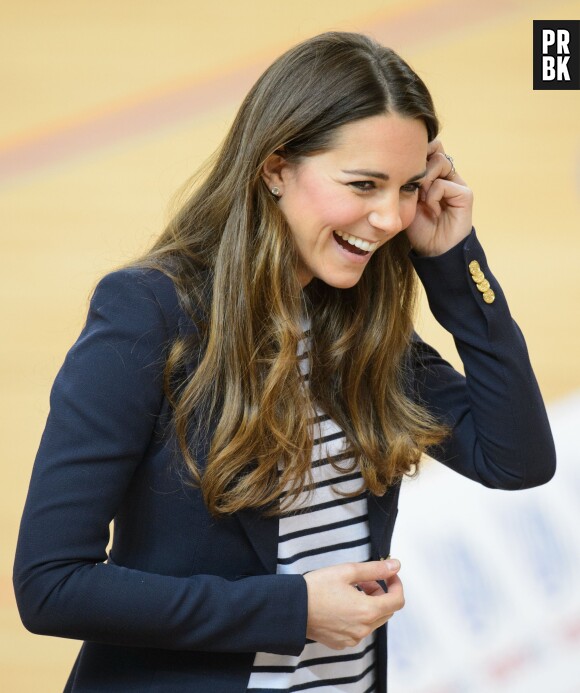 Kate Middleton souriante, le 18 octobre 2013 à Londres