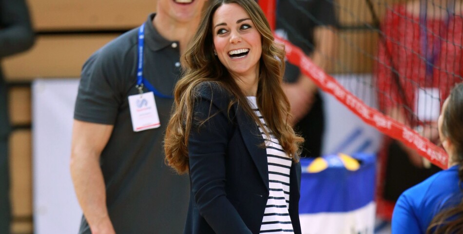 Kate Middleton en mode maman heureuse, le 18 octobre 2013 à Londres
