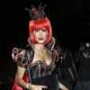 Alessandra Ambrosio dans la peau de la reine rouge, le 25 octobre, à Los Angeles