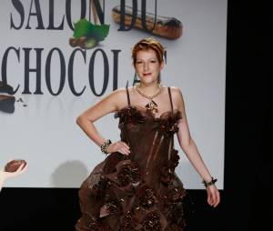 Natacha Polony défile au Salon du chocolat, le 29 octobre 2013
