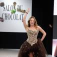 Dounia Coesens défile au Salon du chocolat, le 29 octobre 2013