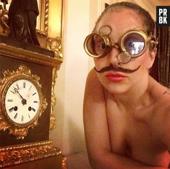 Lady Gaga en mode moustache sur Instagram