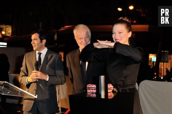 Léa Seydoux et André Dussollier (à l'affiche du film La Belle et la Bête) allument les vitrines de Noël des Galeries Lafayette Haussmann, le 6 novembre 2013 à Paris