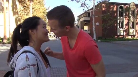 Bisou ou baffe : quand Pierre-Feuille-Ciseaux redevient cool et sexy