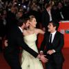 Bonne ambiance entre les acteurs à l'avant-première d'Hunger Games l'embrasement à Rome le 14 novembre 2013