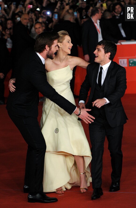Bonne ambiance entre les acteurs à l'avant-première d'Hunger Games l'embrasement à Rome le 14 novembre 2013