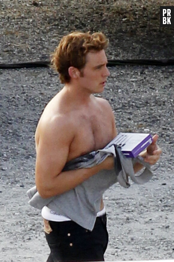 Sam Claflin torse-nu sur le tournage d'Hunger Games l'embrasement