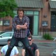Channing Tatum parodie la vidéo de Jean-Claude Van Damme faisant le grand écart entre deux camions en mouvement