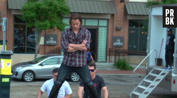 Channing Tatum parodie la vidéo de Jean-Claude Van Damme faisant le grand écart entre deux camions en mouvement