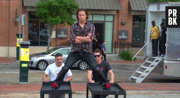 Channing Tatum parodie la vidéo de Jean-Claude Van Damme faisant le grand écart entre deux camions en mouvement