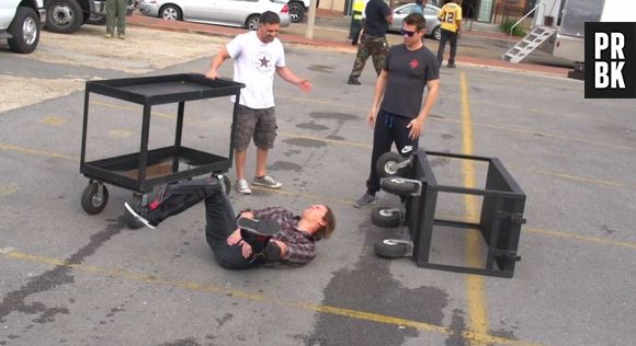 Channing Tatum parodie la vidéo de Jean-Claude Van Damme faisant le grand écart entre deux camions en mouvement