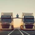 Jean-Claude Van Damme en grand écart entre deux camions pour Volvo