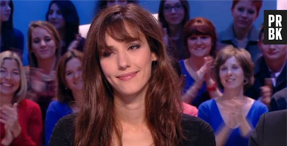 Doria Tillier à Poil pour présenter la météo du Grand Journal après la victoire de l'équipe de France de football