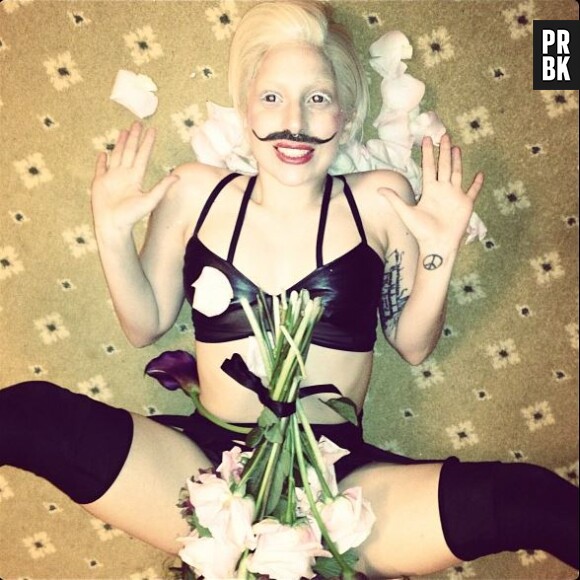 Lady Gaga en mode moustache sur Instagram