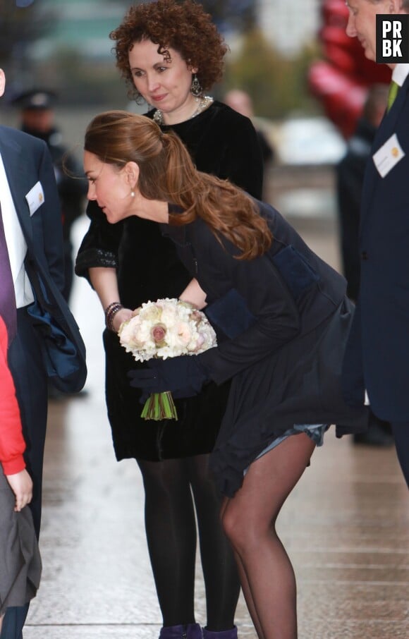 Kate Middleton : jupe soulevée, elle la joue Marilyn Monroe à Londres le 20 novembre 2013