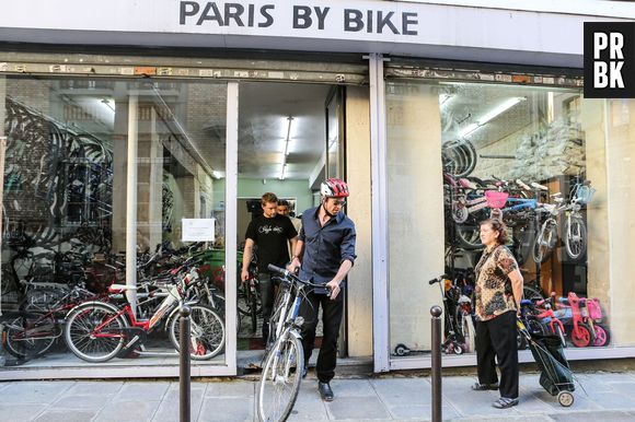 Hugh Jackman visite Paris à vélo le 25 septembre 2013
