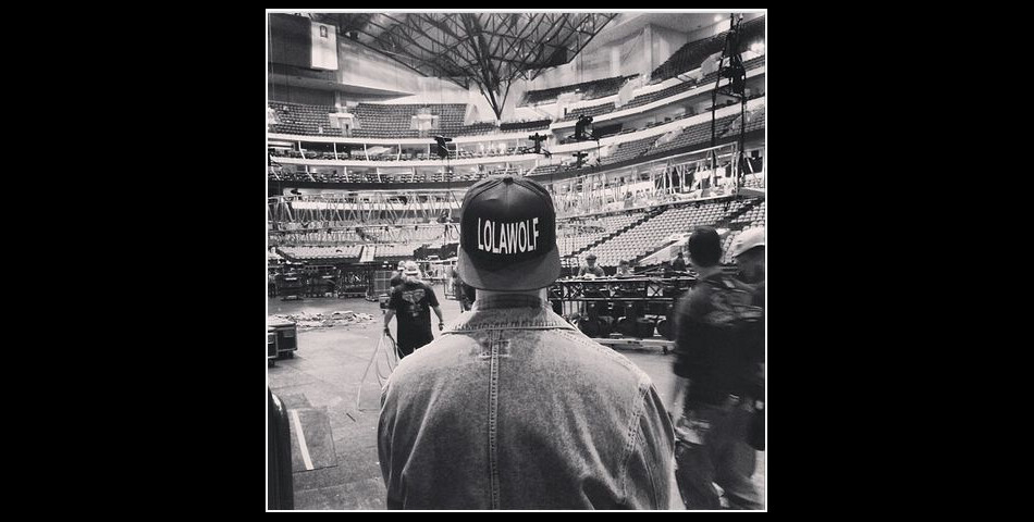 Drake avec une casquette au nom du groupe de Zoe Kravitz, en novembre 2013 sur Instagram