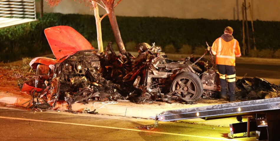 Des fans de Paul Walker se sont rendus sur les lieux de l&#039;accident de voiture pour notamment ramasser des débris du véhicule accidenté