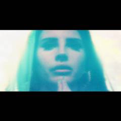 Lana Del Rey : en strip-teaseuse et Vierge Marie dans son court-métrage Tropico