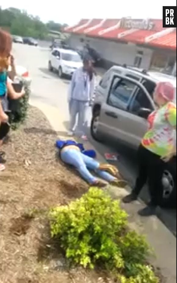 Une racaille s'assomme en agressant une fille