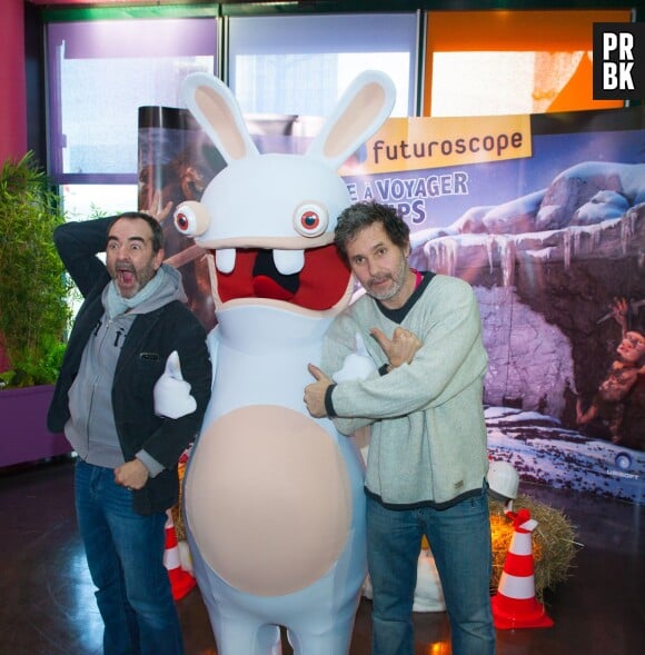 Bruno Solo et Serge Hazanavicius à l'inauguration de l'attraction La machine à Voyager dans le temps avec les Lapins Crétins le 7 décembre 2013