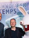 Dominique Hummel, Président du Directoire du Futuroscope, et Yves Guillemot, PDG d'Ubisoft, à l'inauguration de l'attraction La machine à Voyager dans le temps avec les Lapins Crétins le 7 décembre 2013