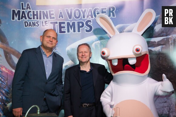 Dominique Hummel, Président du Directoire du Futuroscope, et Yves Guillemot, PDG d'Ubisoft, à l'inauguration de l'attraction La machine à Voyager dans le temps avec les Lapins Crétins le 7 décembre 2013