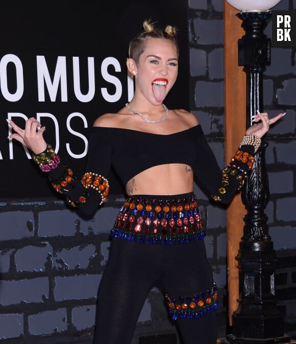 Miley Cyrus explique pourquoi elle tire la langue sur les photos