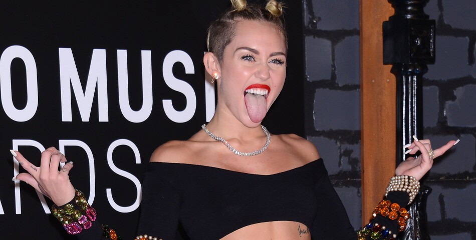 Miley Cyrus explique pourquoi elle tire la langue sur les photos