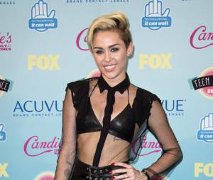 Joe Jonas recadré par Miley Cyrus