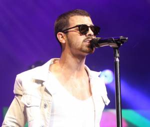 Joe Jonas recadré par Miley Cyrus