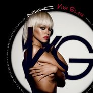 Rihanna : topless et glamour pour Viva Glam