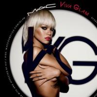 Rihanna : topless et glamour pour Viva Glam