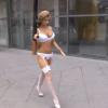 GTA dans la vraie vie : la version sexy avec une jolie demoiselle en lingerie agressant des passants dans les rues de Liverpool
