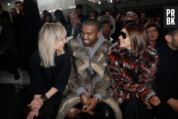 Kanye West, entouré de Noomi Rapace et Carine Roitfeld au défilé Givenchy à la Fashion Week de Paris, janvier 2014