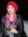 Demi Lovato dévoile ses cheveux roses lors d'une sortie en janvier 2014