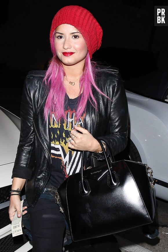 Demi Lovato dévoile ses cheveux roses lors d'une sortie en janvier 2014