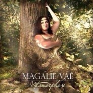 Magali Vaé nue et &quot;déguisée&quot; en arbre pour la pochette de son album, Twitter rit