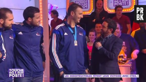 Cyril Hanouna : l'équipe de France de handball le déshabille dans Touche pas à mon poste sur D8