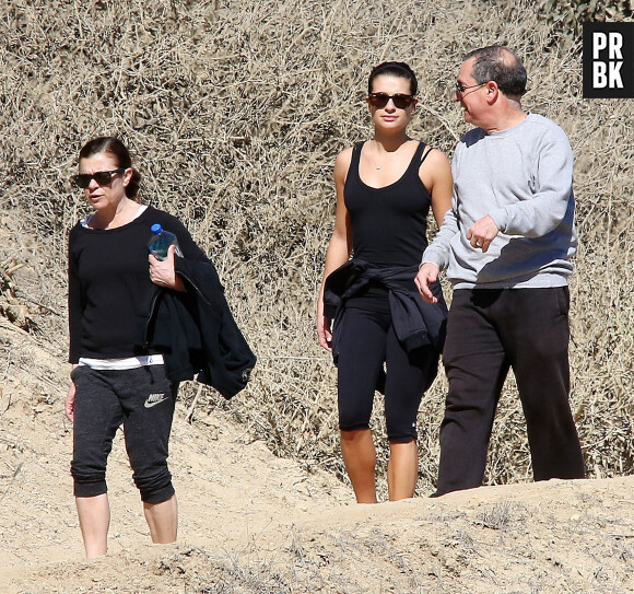 Lea Michele : sa mère Edith et son père Marc l'accompagnent pour une randonnée à Los Angeles, le 3 février 2014