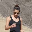 Lea Michele ne lâche pas son portable même en pleine randonnée, le 3 février 2014 à Los Angeles
