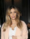 Kim Kardashian blonde à la sortie d'un dîner avec Kanye West, le 20 septembre 2013 à Los Angeles