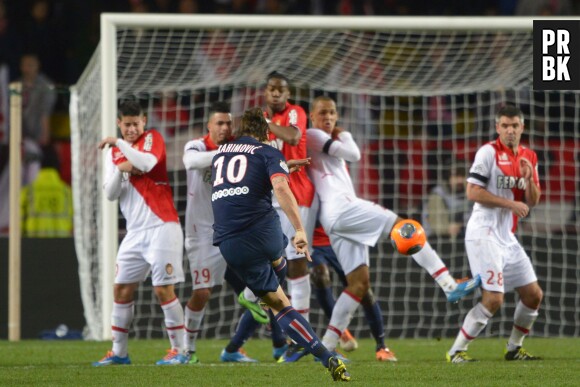 Zlatan Ibrahimovic en pleine action, le 9 février 2014 pendant le choc AS Monaco VS PSG