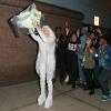 Lady Gaga lance son bouquet à New York le jeudi 20 février 2014 à New York