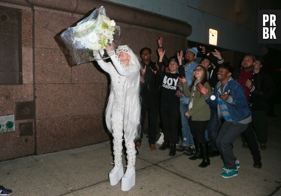 Lady Gaga lance son bouquet à New York le jeudi 20 février 2014 à New York