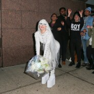Lady Gaga mariée ?! Tenue blanche et lancer de bouquet à ses fans