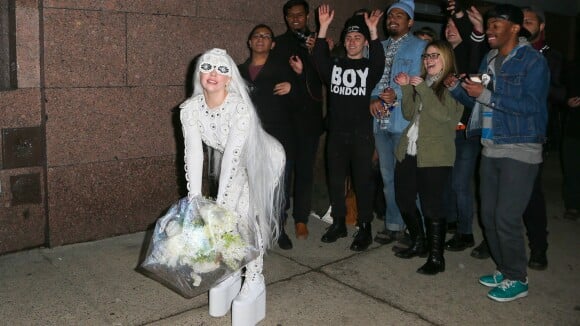 Lady Gaga mariée ?! Tenue blanche et lancer de bouquet à ses fans