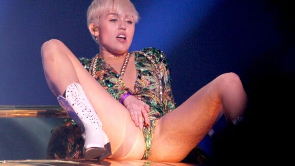 Miley Cyrus : une porno girl inventée et contrôlée par...Obama ?!